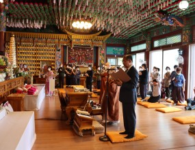 안녕하세요~  용운사 입니다.부처님 오신날 저희 용운사를 방문해주신 모든 신도분들 환영합니다~  내용을 적어서 사진을 올리니  파일이 업로드가 안되네요그래서 사진만이라도 올립니다
